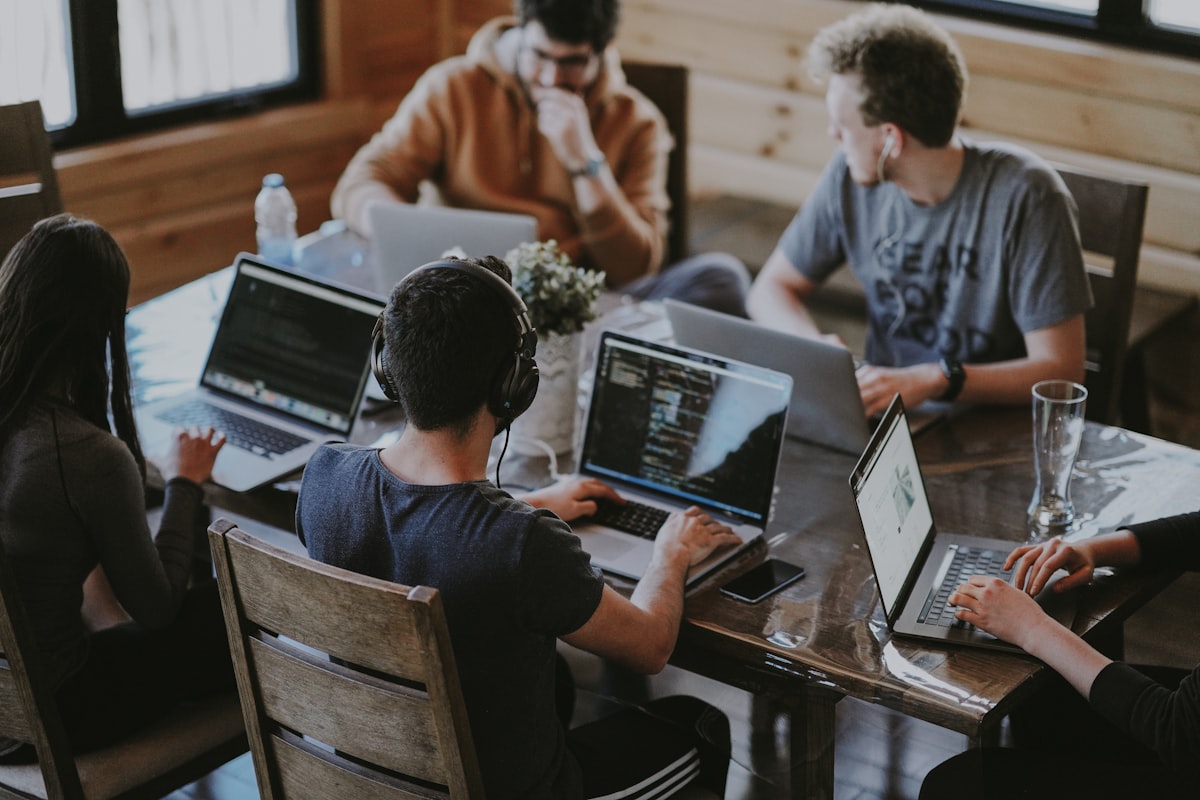 Equipe trabalhando em conjunto com notebooks